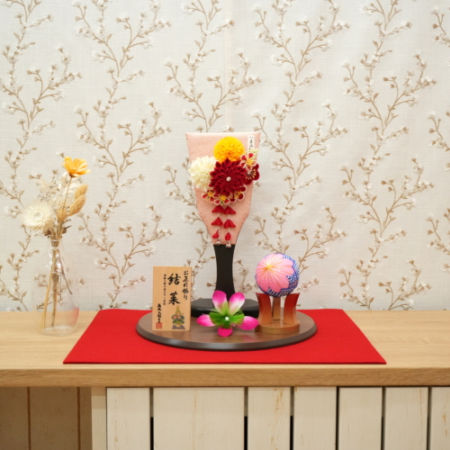 <span class="title">平飾り羽子板髪飾り〜丸菊赤〜35,000円(税込)間口38cm</span>