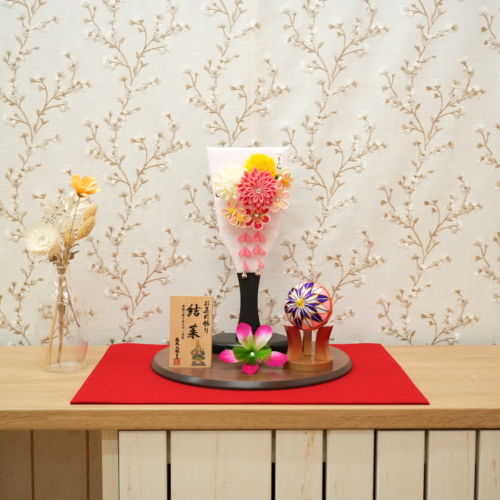 <span class="title">平飾り羽子板髪飾り〜丸菊ピンク〜35,000円(税込)間口38cm</span>