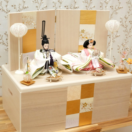 収納こすず 白木と金色を組み合わせた台と屏風