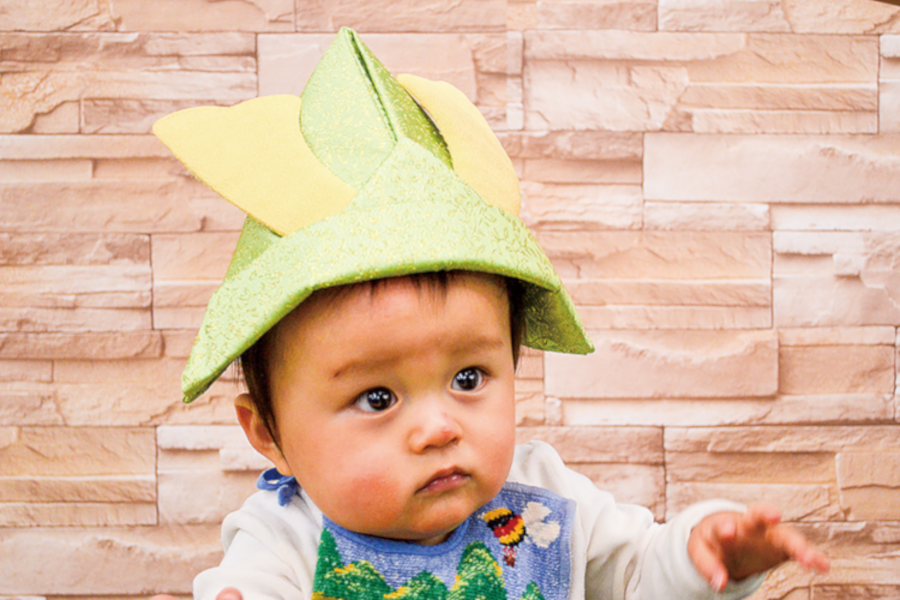 折り紙兜（金襴）をかぶったイメージ