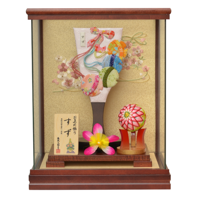 【姫羽子板ケース】可愛い姫羽子板と色鮮やかな小まりをお選びいただけます。100通り以上の組合わせから、お子様だけの1品を。こちらの商品には特製オリジナル名入り木札が付属します。
