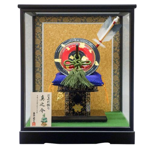 【京独楽ケース飾り】京都の職人さんが丁寧に仕上げた京独楽飾り。青・赤の2種類からお選び頂けます。京独楽は実際に回して遊ぶことができます。こちらの商品には特製オリジナル名入り木札が付属します。