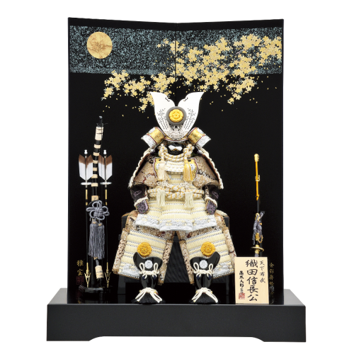 【信長公鎧】　建勲神社所蔵(京都市)織田信長公所用伝の鎧を基に創作された鎧飾り。黒地の背高屏風に純白の信長鎧が一層引き立ちます。