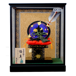 【京独楽ケース飾り】京都の職人さんが丁寧に仕上げた京独楽飾り。青・赤の2種類からお選び頂けます。京独楽は実際に回して遊ぶことができます。こちらの商品には特製オリジナル名入り木札が付属します。