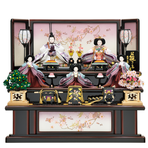 【花がすみ】　台と屏風には桜の刺繍が施され、コンパクトな五人飾りの中にも上品さが際立っています。
