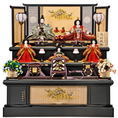 【松　寿】　親王は皇室献上織物の龍村織物。 飾台・屏風は共に駿河千筋細工を使用し、繊細で落ち着いた仕上がりになっています。