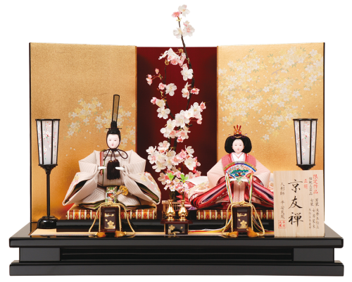 【宵　桜】　人形は多彩で絵画調の模様を着物に染めあらわす京友禅を使用。 中央に一本の桜を置いた独創的かつ上品な仕上がり。